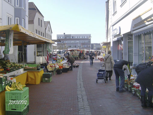 Markttreiben vor dem Rathaus